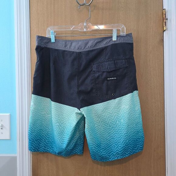 Quiksilver Blue and Gray Board Shorts Wave Design Mens M - Picture 2 of 3